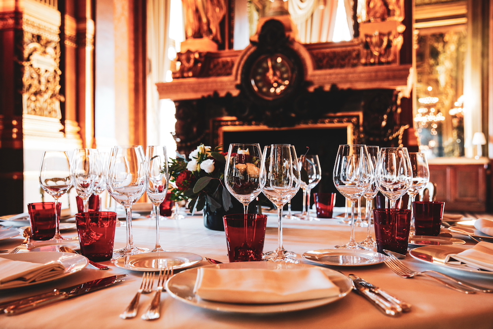 Table dressee pour un dîner de gala