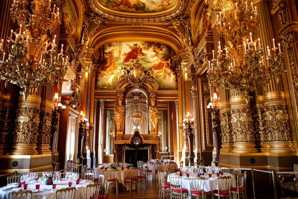 Tables dressées dans le Grand Foyer du Palais Garnier pour un dîner de gala