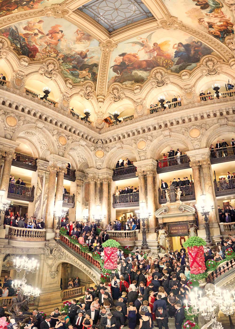 Participants du Bal de l'X dans le Grand Escalier du Palais Garnier