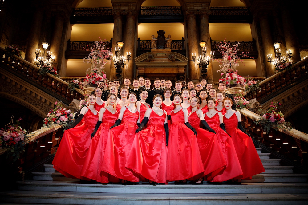 Haie d'honneur formée par des élèves de l'École polytechnique à l'occasion du Bal de l'X