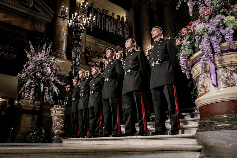 Haie d'honneur formée par des élèves de l'École polytechnique à l'occasion du Bal de l'X