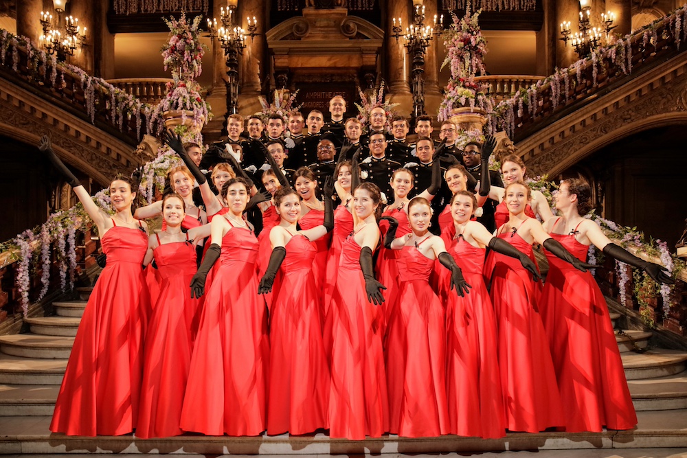 Haie d'honneur formée par des élèves de l'École polytechnique à l'occasion du Bal de l'X