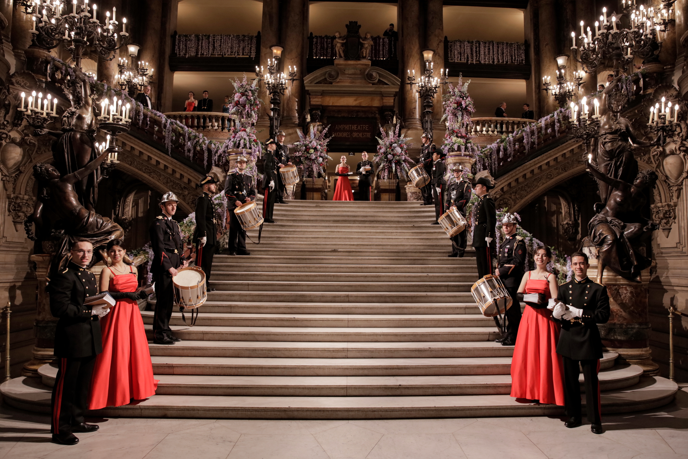 Haie d'honneur formée par des élèves de l'École polytechnique à l'occasion du Bal de l'X