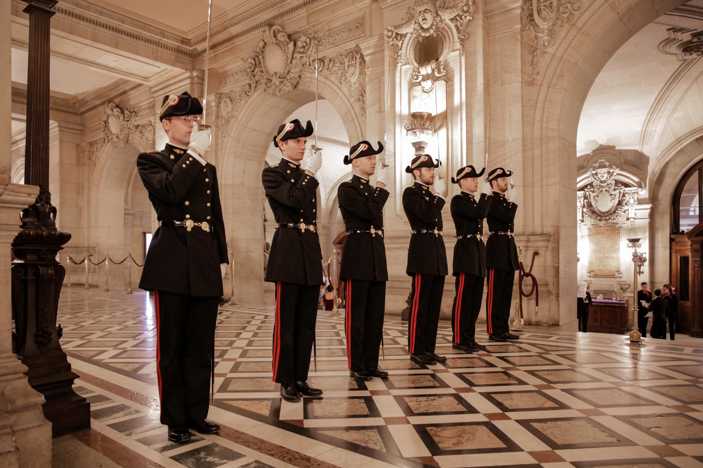 Haie d'honneur formée par des élèves de l'École polytechnique à l'occasion du Bal de l'X