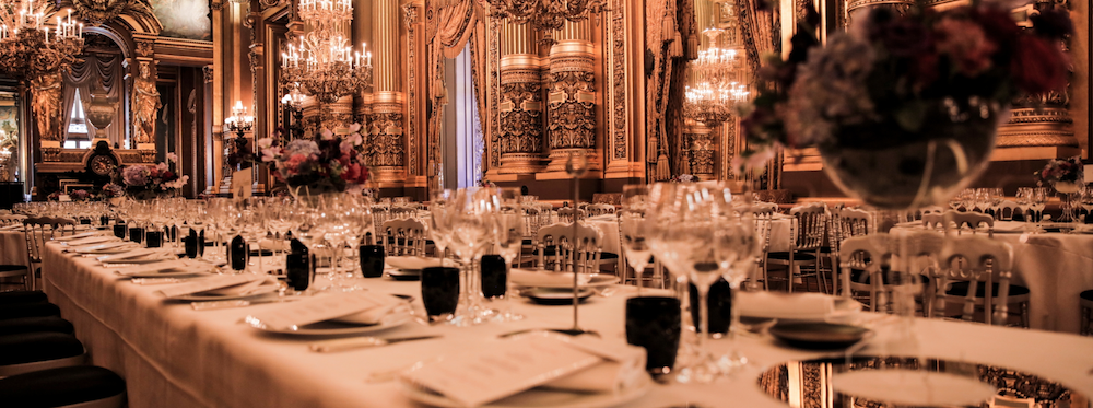 Tables dressées dans le Grand Foyer du Palais Garnier pour un dîner de gala