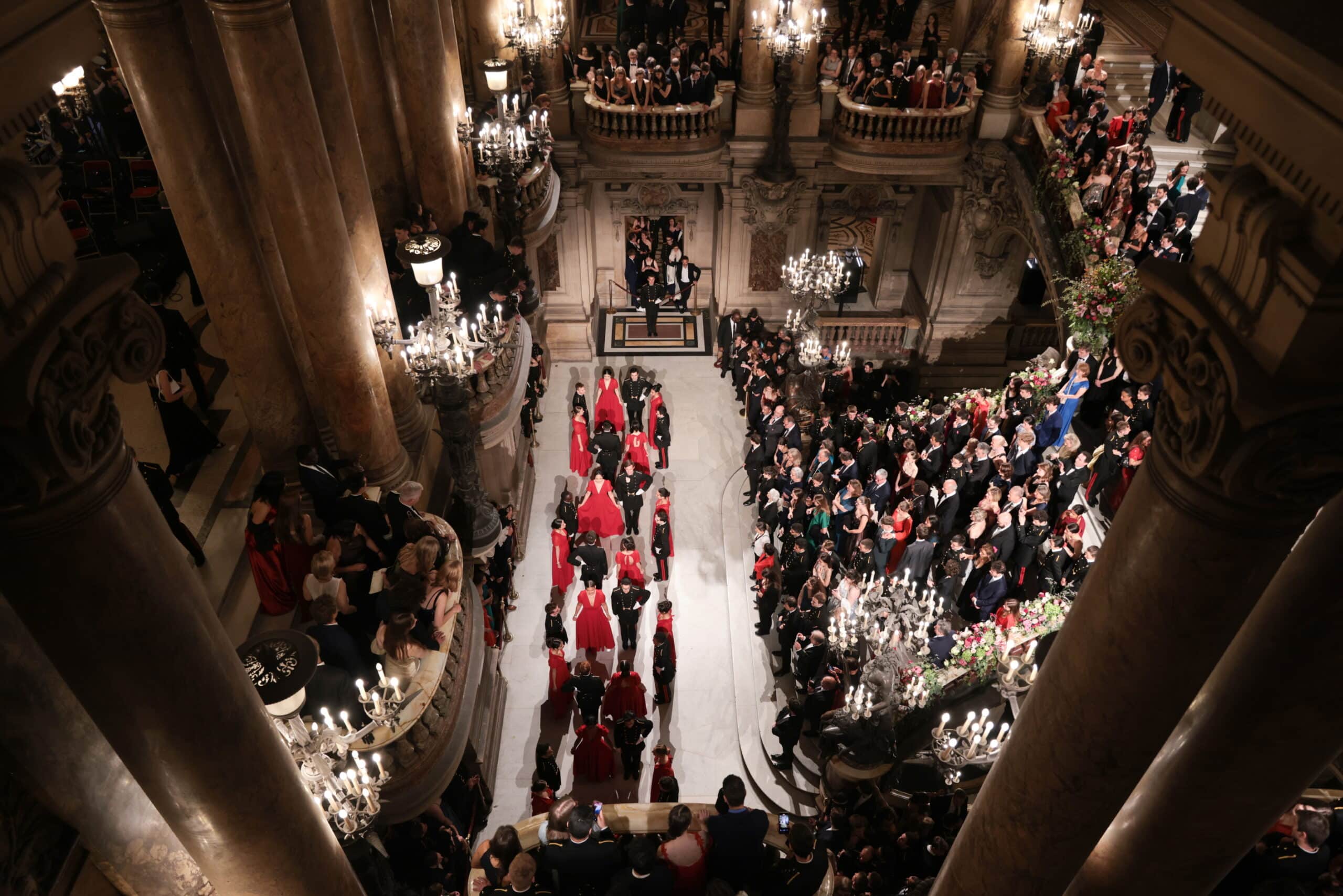 Haie d'honneur formée par des élèves de l'École polytechnique à l'occasion du Bal de l'X
