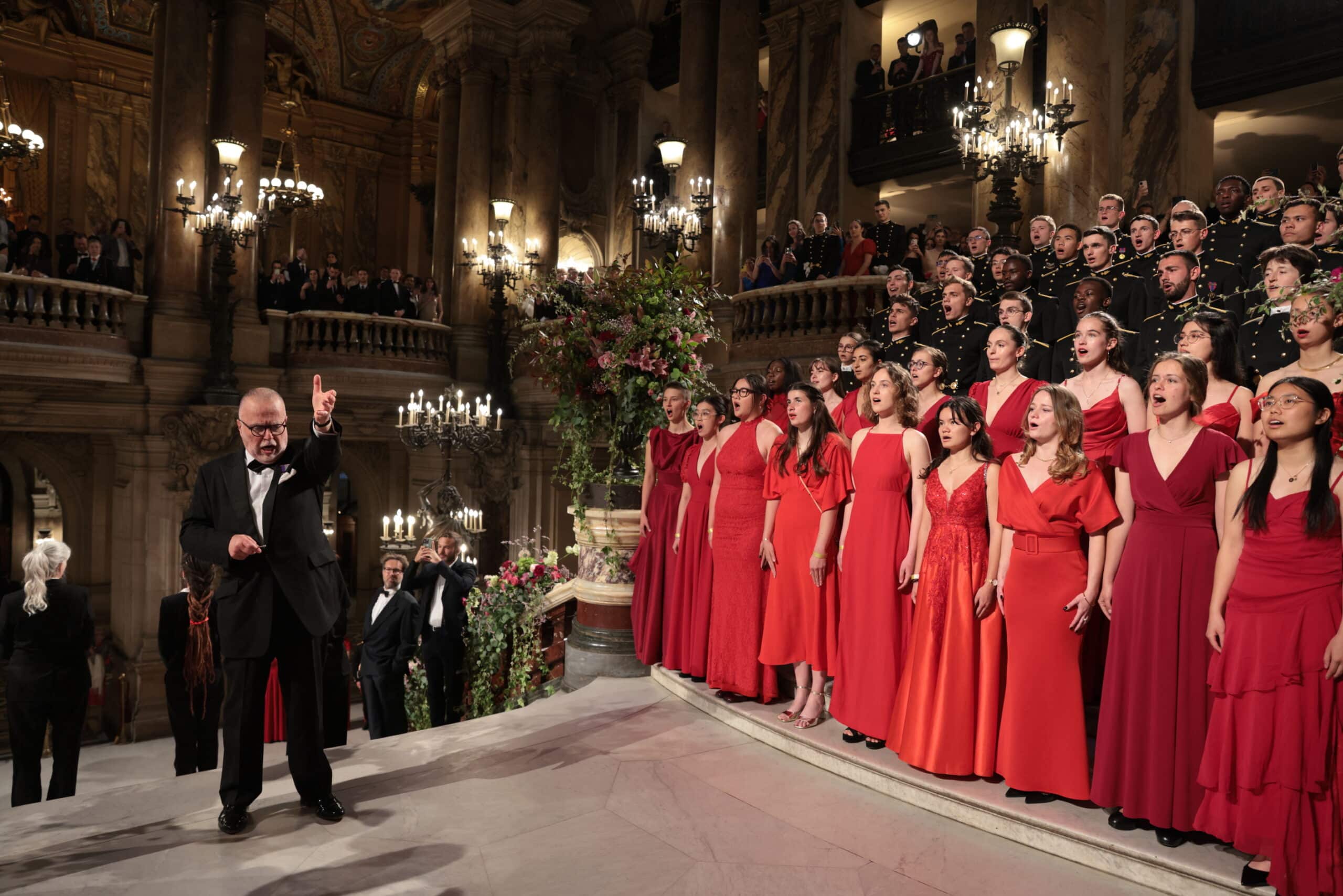 Haie d'honneur formée par des élèves de l'École polytechnique à l'occasion du Bal de l'X
