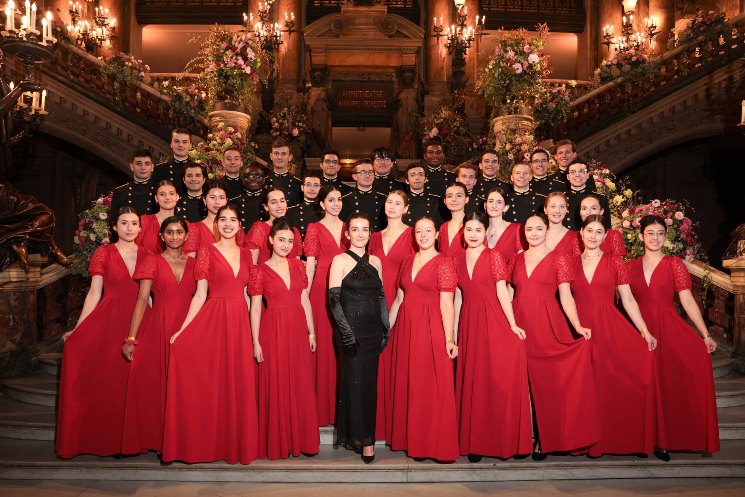 Haie d'honneur formée par des élèves de l'École polytechnique à l'occasion du Bal de l'X
