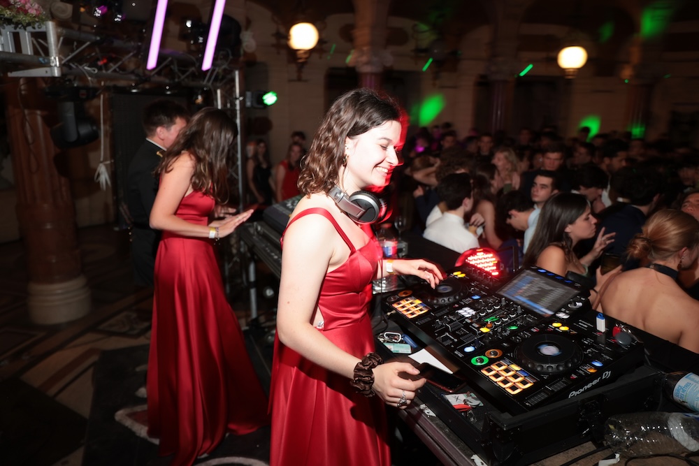 Ambiance discothèque au Bal de l'X à l'Opéra Garnier