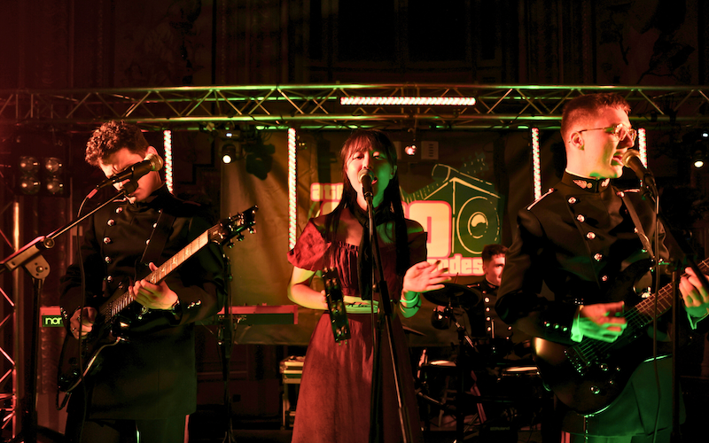 Couple dansant à la soirée du bal de l'X