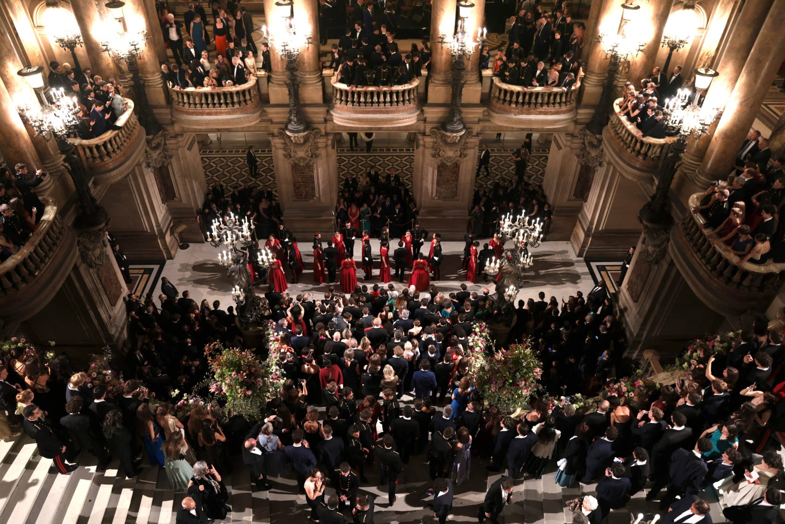 Haie d'honneur formée par des élèves de l'École polytechnique à l'occasion du Bal de l'X